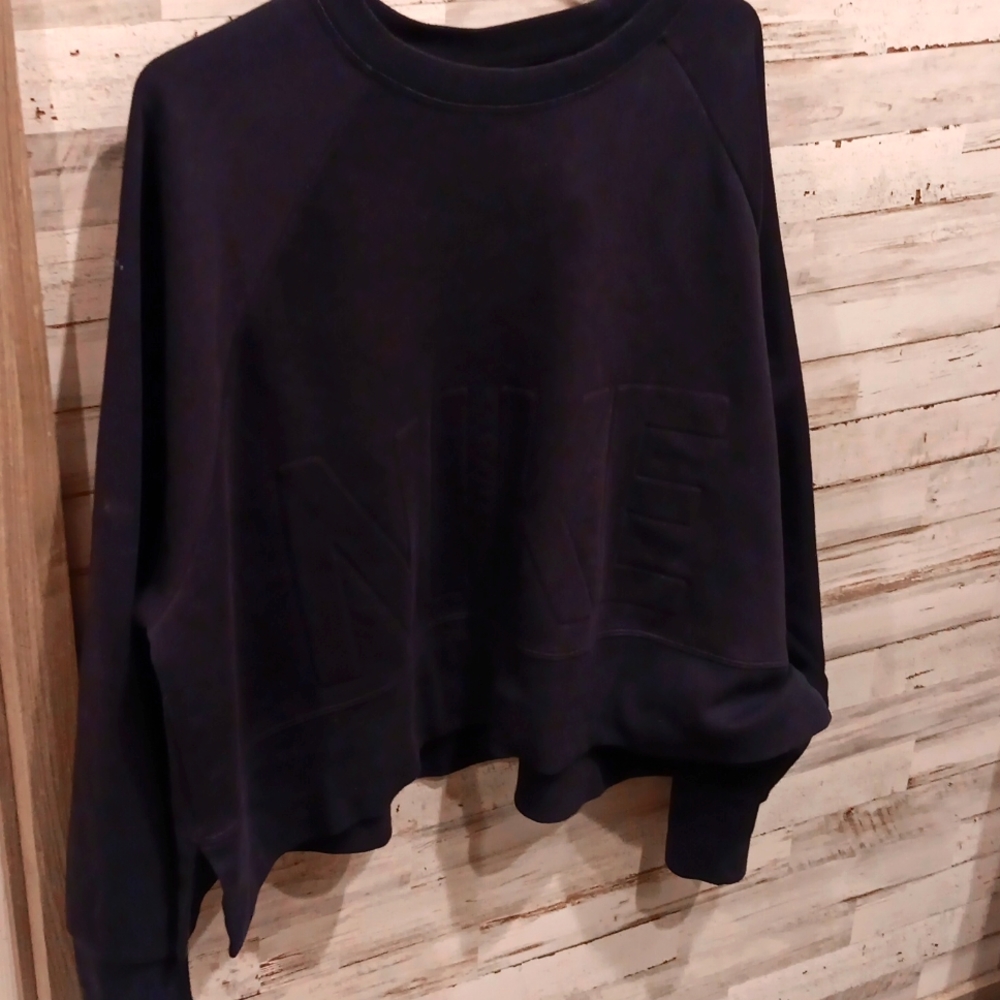 Nike women's crop top sweatshirt.   Box 328